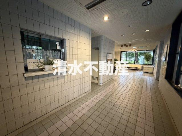 豊玉北3丁目賃貸マンションのエントランス|エントランスから入って直ぐに管理人室やソファーがございます。