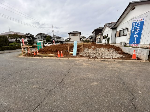 【Cradle garden】真岡市熊倉　第5 全２邸の前面道路含む現地写真|〇只今建築中〇
真岡駅まで徒歩15分、真岡西小学校まで徒歩４分、真岡中学校まで徒歩６分♪
幼稚園、スーパー、コンビニも徒歩圏内の便利な住環境♪
まずは物件担当のハンディホームにお問合せください！