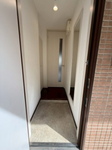 さくら九番館の玄関|間取反転タイプの別号室写真です