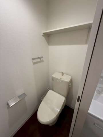 さくら九番館のトイレ|間取反転タイプの別号室写真です