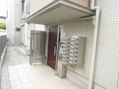OKAZEN西駅前のエントランス