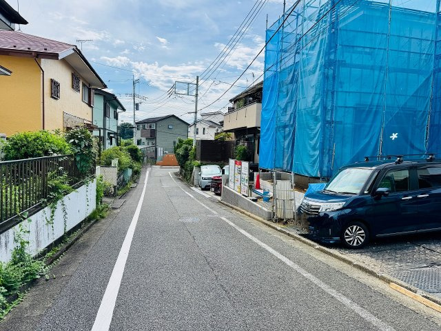 八王子市　片倉町　新築一戸建て　２４期の前面道路含む現地写真|～南東側5ｍ道路に面しています～