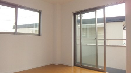 LEO参拾五番館の居間・リビング|エアコン付きです。