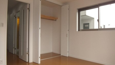 LEO参拾五番館の寝室|クローゼットもあります。