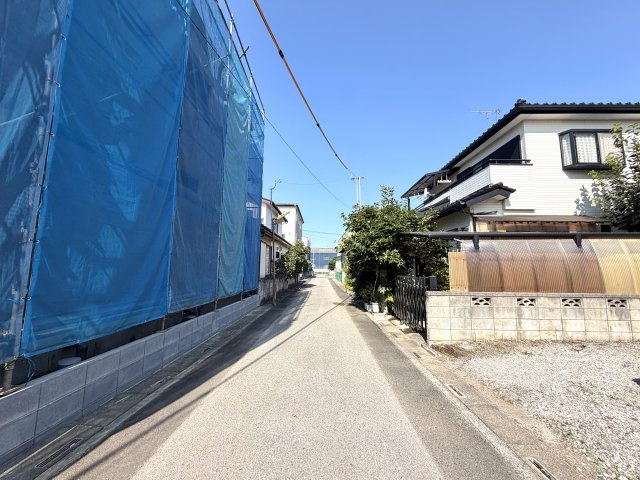 越谷市野島１号棟　新築戸建の前面道路含む現地写真|前面道路の見通しが良く、車の駐車も安心して行えます。小さなお子様のいるご家庭も安心な住環境です。