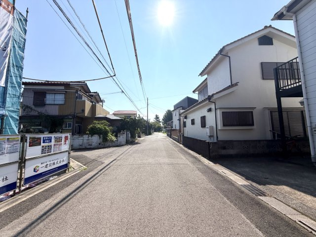 越谷市野島１号棟　新築戸建の前面道路含む現地写真|風の抜け道と太陽の恵みをフルに活かせる２方接道。建物の魅力をより一層引き立てる恵まれた環境です。
