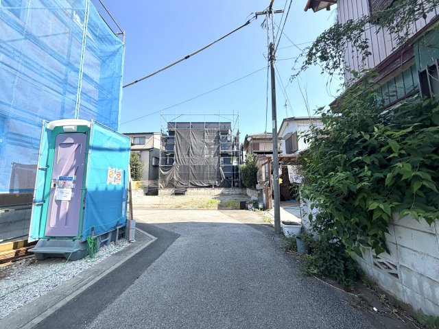 越谷市野島１号棟　新築戸建の前面道路含む現地写真|２つの道路に開かれた風通しの良い住環境。視線が通り抜けやすく、防犯意識の高さにもつながる配置です。