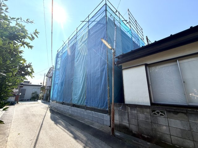 越谷市野島１号棟　新築戸建の外観|柱が立ち上がり住まいの大きさが実感できる構造段階。職人の手際よい作業により無事上棟いたしました。