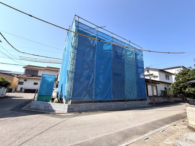 越谷市野島１号棟　新築戸建の外観|屋根の骨組みまで組み上がり外観のシルエットが完成。ここから防水シートや外壁の施工へと進みます。
