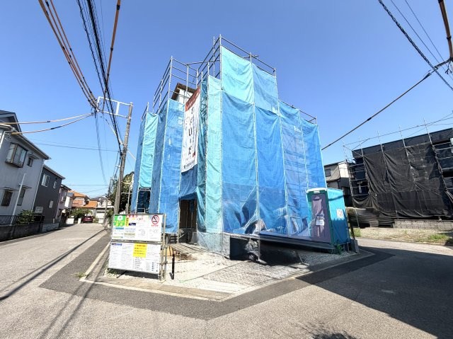 越谷市野島１号棟　新築戸建の外観|晴天のもと無事に上棟を終えた建築現場。ここから断熱材の施工や内装工事へと順次進んでいきます。