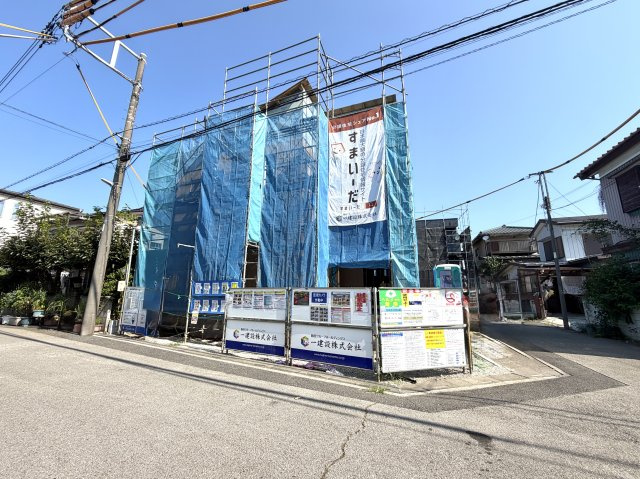越谷市野島１号棟　新築戸建の外観|木造住宅の力強さを感じる柱のレイアウト。構造計算に基づいた安心の骨組みで施工を続けています。