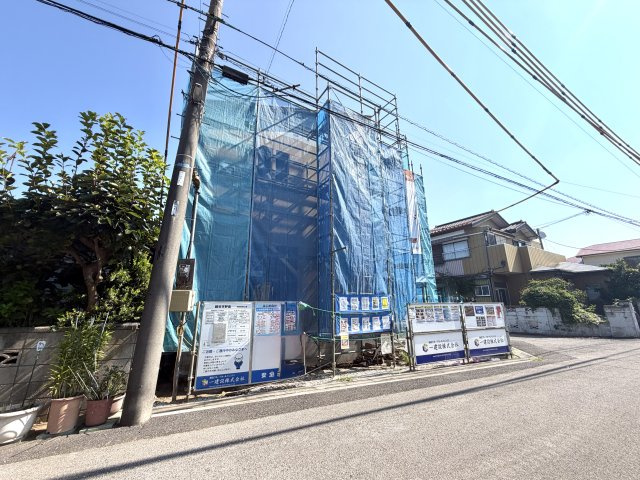 越谷市野島１号棟　新築戸建の外観|建物全体のボリュームが伝わる上棟後の現場。ご家族で実際の広さや天井高を体感してみてください。
