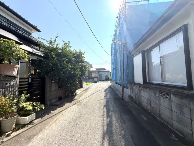 越谷市野島１号棟　新築戸建の前面道路含む現地写真|車の通り抜けが少ない道路構造のため防犯面でも安心。お子様の登下校や毎日の歩行も安全な環境です。