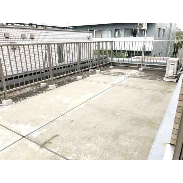 ボヌール都立大学参番館のバルコニー