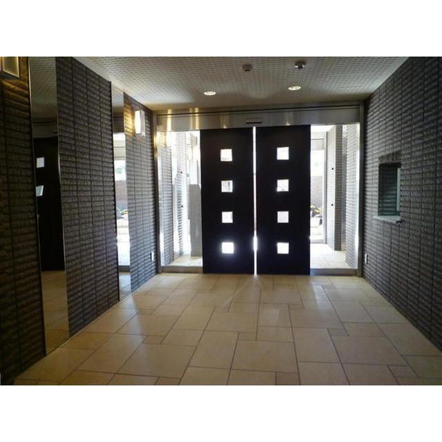 ボヌール都立大学参番館のエントランス