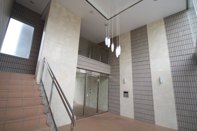 川崎市高津区久本３丁目の賃貸マンションのロビー