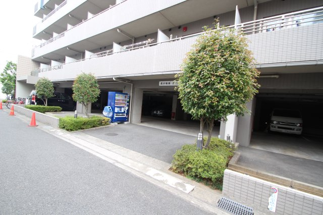 川崎市高津区久本３丁目の賃貸マンションの駐車場