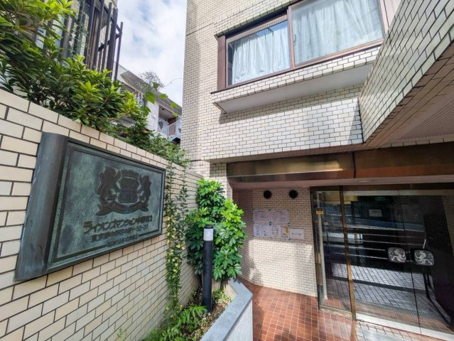 ライオンズマンション中野第二のエントランス|2026.09.05撮影

現地ご見学希望・資料請求などお気軽にお問い合わせ下さい！
03-5990-5201