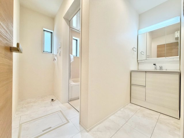 知多市新舞子第4の独立洗面台|ゆとりある上等な洗面空間。日々の身支度を、心地よく上品に整えていただける設計となっています。									
									