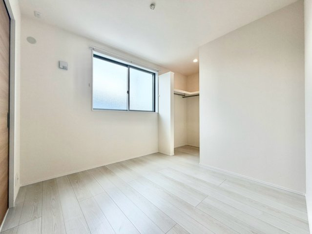 知多市新舞子第4の洋室|陽当りの良い洋室は、お子様の勉強部屋や家族の寝室としても使える、暮らしに合わせて活用できる空間です。									
									
