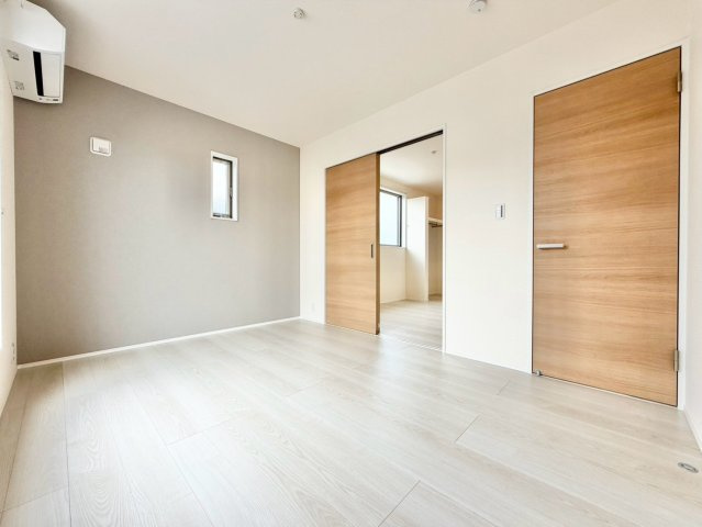 知多市新舞子第4の洋室|陽当りの良い洋室は、お子様の勉強部屋や家族の寝室としても使える、暮らしに合わせて活用できる空間です。									
									
