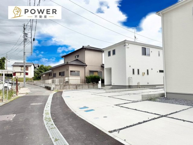 知多市新舞子第4の前面道路含む現地写真|十分な幅が確保されており、車の出し入れもスムーズ。お子様の送り迎えなど、日常の動作も快適に行えます。									
									