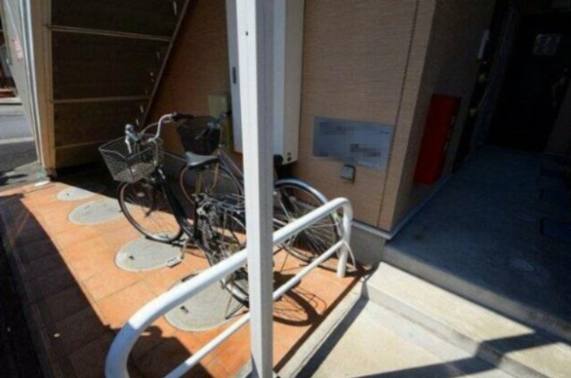川口市大字安行藤八のアパートのエントランス