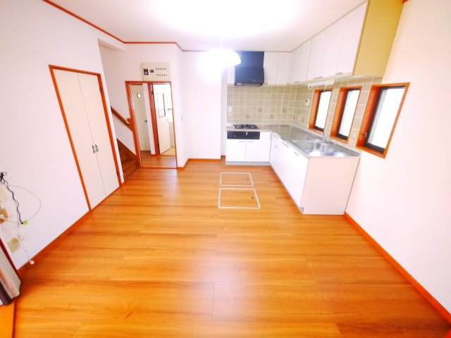 茂原市緑ヶ丘5　中古戸建の居間・リビング|内外装リフォーム済み令和6年12月５SLDK都市ガス上下水 緑ヶ丘リゾーン分譲地内 スーパー徒歩9分