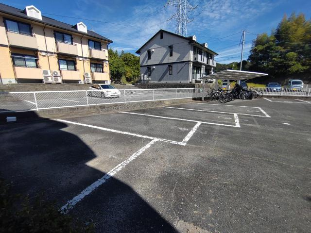 アバンサール壱番館の駐車場