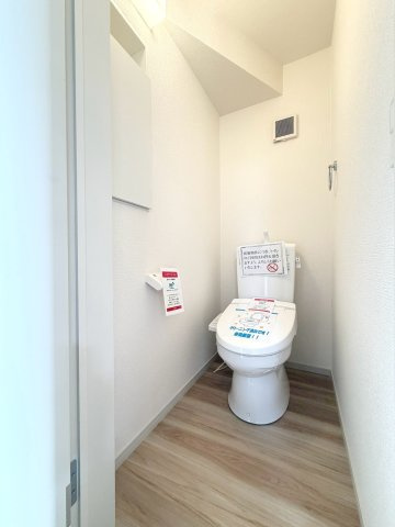 【新築戸建】札幌市白石区北郷2条12丁目3棟のトイレ|1階・2階に温水洗浄便座を設置。