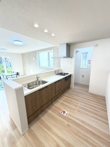 【新築戸建】札幌市白石区北郷2条12丁目3棟のキッチン|広々システムキッチンは、シンク・調理部分だけではなく、小物から大きな調理器具まで収納でき、出し入れもスムーズな収納充実プランを採用。床下収納あり。食洗器付！