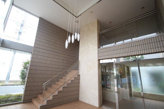 川崎市高津区久本３丁目の賃貸マンションのロビー