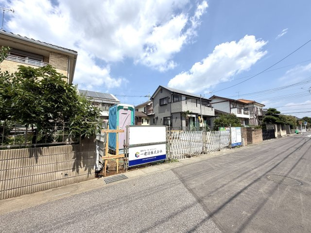 越谷市弥栄町１号棟　新築戸建の外観|完成後には隠れてしまう基礎内部を確認できる貴重な時期。しっかりとした造りをぜひ現地でご覧ください。