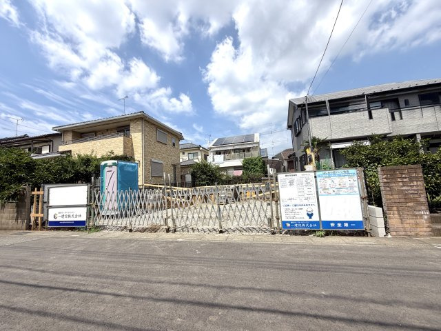 越谷市弥栄町１号棟　新築戸建の外観|建物の土台となる基礎部分を施工中。確かな技術でコンクリートを打ち込み、強度をしっかり確保します。