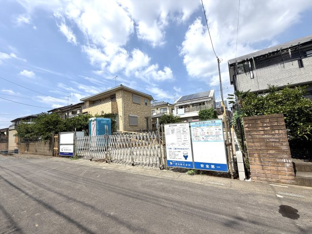 越谷市弥栄町１号棟　新築戸建の外観|職人の手で着々と進む基礎工事の現場。目に見えない土台から高品質な住まいづくりにこだわっています。