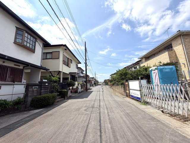越谷市弥栄町１号棟　新築戸建の前面道路含む現地写真|前面道路は主に近隣住民が利用するため交通量が抑えめ。静かな生活環境と車通りの少なさが大きな魅力です。