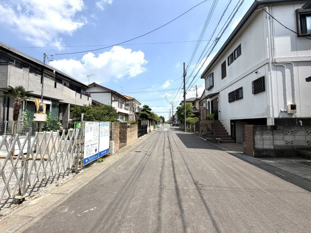 越谷市弥栄町１号棟　新築戸建の前面道路含む現地写真|前面道路から直感的に敷地へアクセスできるわかりやすい配置。車の出入りや荷物の搬入もスムーズです。