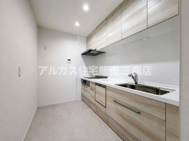 パークハイム三鷹のキッチン|上質な木目デザインのシステムキッチン。壁付けタイプで作業スペースを広く確保できます。