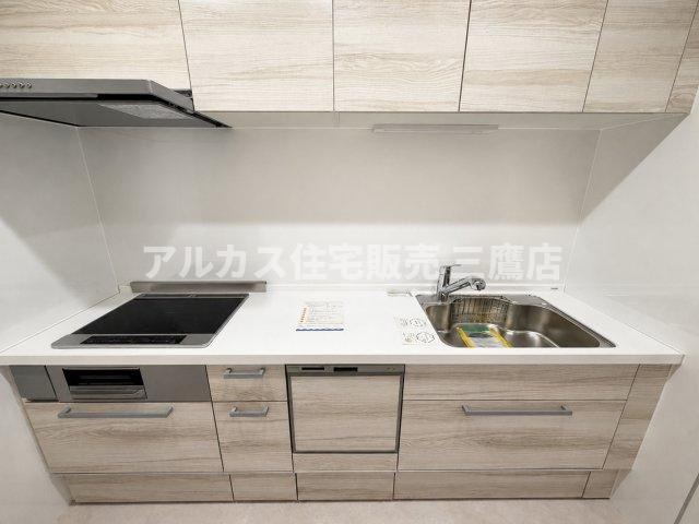 パークハイム三鷹のキッチン|清潔感あふれる空間に馴染むスタイリッシュなシステムキッチン。使い勝手とデザイン性を兼ね備えています。