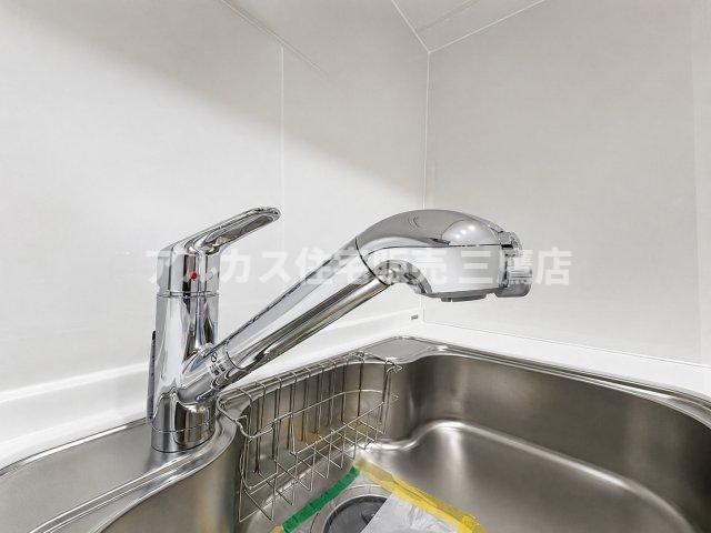 パークハイム三鷹のキッチン|浄水器一体型のシステム水栓。ノズルが伸びるヘッド引き出しタイプでシンクのお手入れもスムーズです。