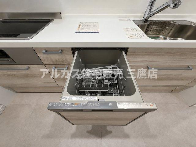 パークハイム三鷹のキッチン|家事の負担を軽減するビルトイン食器洗い乾燥機。食後の後片付けもラクラクです。