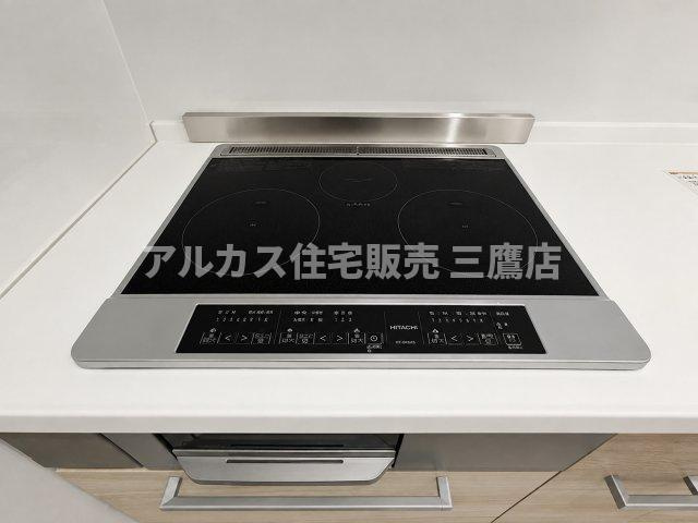 パークハイム三鷹のキッチン|お手入れがしやすくデザイン性にも優れたIHクッキングヒーター。火を使わないため安心感があります。