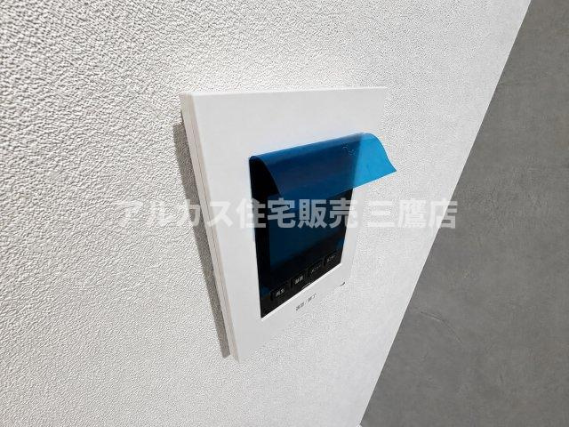 パークハイム三鷹のセキュリティ|来客時に相手の顔を確認できるTVモニター付きインターホン。防犯面でも安心の設備です。