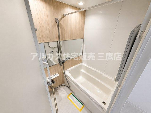パークハイム三鷹の浴室|木目調パネルが癒やしの空間を演出する浴室。ゆったりとした浴槽で日々の疲れをリフレッシュできます。