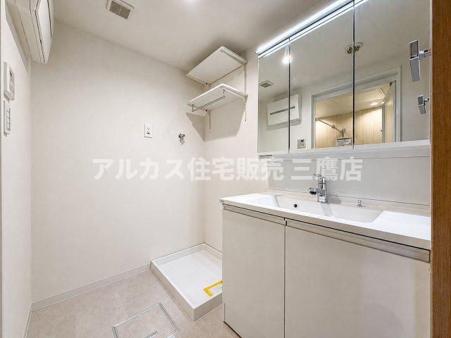 パークハイム三鷹の独立洗面台|洗潔感あふれる洗面化粧台。三面鏡裏収納や洗濯機置場上の棚など、充実した収納力も魅力です。