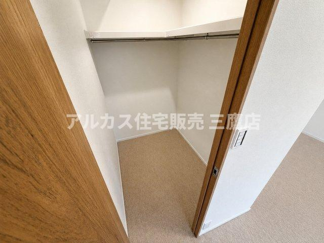 パークハイム三鷹の収納|服だけでなく季節家電や大型荷物もすっきり収まるウォークインクローゼットを備えています。