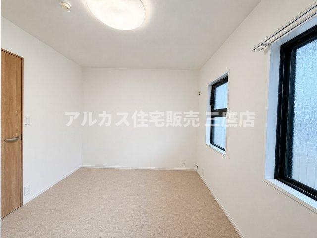 パークハイム三鷹の洋室|温かみのあるナチュラルテイストの居室。2面採光で明るく快適なプライベート空間です。