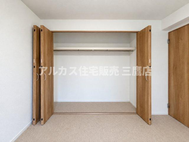 パークハイム三鷹の収納|衣類や日用品をたっぷりと収納できる大容量のクローゼット。折れ戸タイプで開閉もスムーズです。