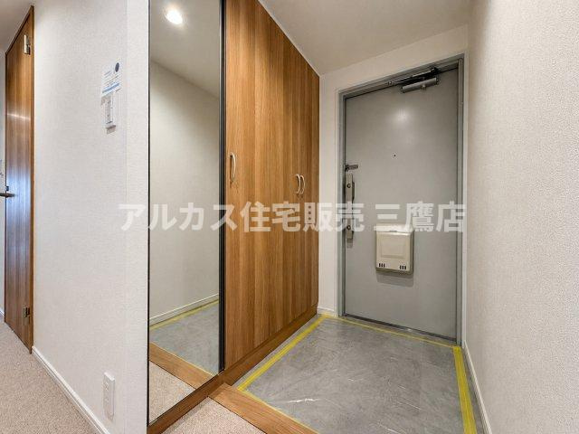 パークハイム三鷹の玄関|トールサイズのシューズボックスを備えた玄関。身だしなみチェックに便利な全身鏡付きです。