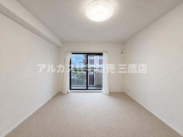 パークハイム三鷹の居間・リビング|大きな掃き出し窓から光が差し込む洋室。バルコニーに面した開放感あふれるお部屋です。